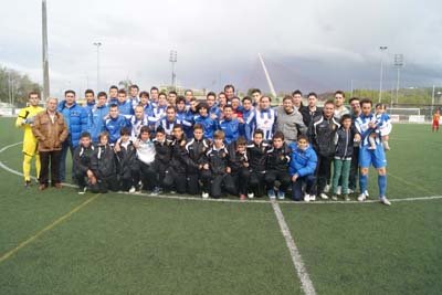 Los dos equipos de la cantera del CF Talavera que se proclamaron campeones de liga. (Foto: D.M.)