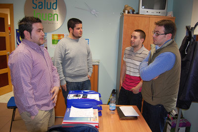 Varios miembros del comité debaten tras la atención a los medios. (Foto: J.F.)