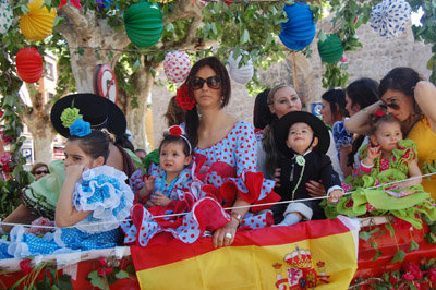 Mayores, jóvenes y pequeños lucieron así de radiantes en el día del patrón talaverano. (Foto: J.F.)