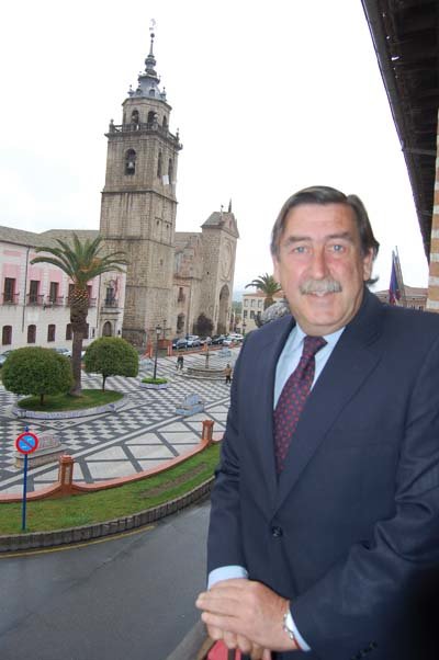El alcalde con la Plaza del Pan y La Colegial a sus espaldas. (Foto: C.G.)