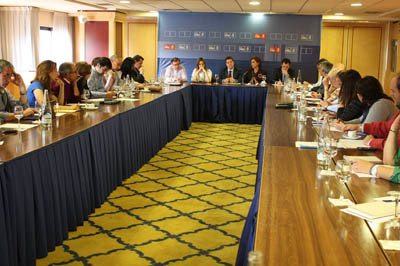 Una imagen de la primera reunión de la Ejecutiva en la sede local del PSOE. (Foto: J.F.)