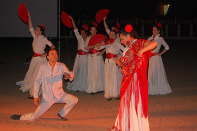 Un actor recreando con el grupo de baile el momento de la tragedia en el coso. (Foto: J.F.)