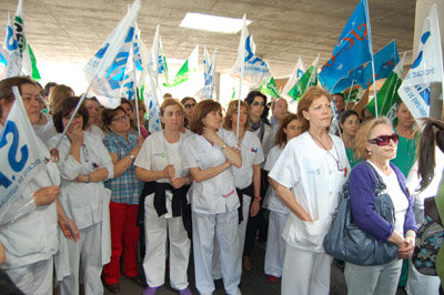 Un momento de la reivindicación a las puertas del Hospital. (Foto: J.F.)