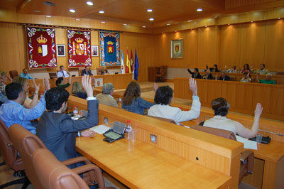Momento en que las tres fuerzas políticas presentes en el pleno manifiestan su apoyo a la operación financiera. (Foto: J.F.)