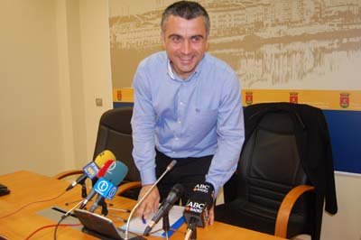 El concejal de Cultura y Festejos, José Luis Muelas, durante la presentación de las actividades. (Foto: J.F.)