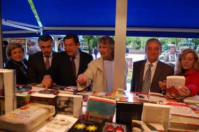Un momento de la vista del alcalde a los libreros en los Jardines del Prado. (Foto: J.F.)