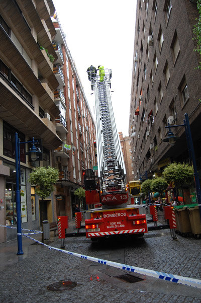 Los bomberos se afanaron el limpiar la zona afectada para evitar otro susto. (Foto: J.F.)