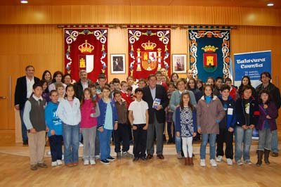 Lago junto a alumnos de los colegios San Ildefonso y Juan Ramón Jiménez. (Foto: J.C.)
