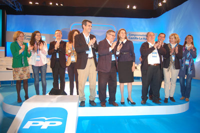 Cospedal recibe la felicitación de los compromisarios tras el Congreso. (Foto: Carlos Granda)