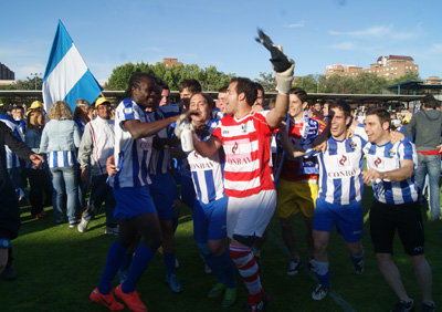 La alegría se desató en la plantilla blanquiazul tras finalizar el encuentro. (Foto: D.M.)