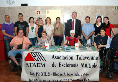 El gerente del Hospital junto al colectivo asociacional de ATAEM. (Foto: LA VOZ DEL TAJO.)