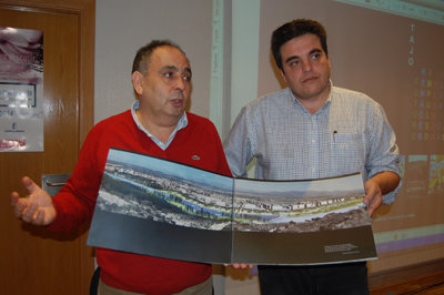Méndez y Sánchez, portavoces de la Plataforma, presentando el proyecto de recuperación del río. (Foto: J.F.)