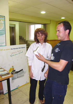 Uno de los pacientes realizando una de las pruebas. (Foto: LA VOZ DEL TAJO.)
