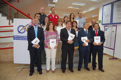 Periodistas, autoridades y patrocinadores posan con el Anuario 2011. (Foto: Carlos Granda)