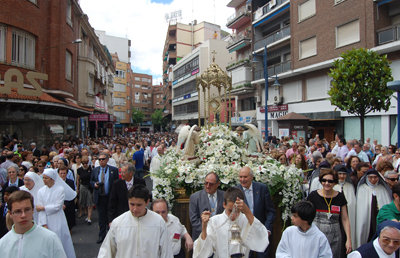 Cientos de fieles acompañaron la Custodia hasta la Basílica del Prado. (Foto: Carlos Granda)