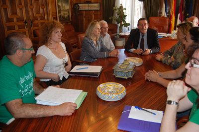 El alcalde, junto a algunos concejales, en la reunión con los representantes de las AMPAS en el Ayuntamiento. (Foto: Carlos Granda)