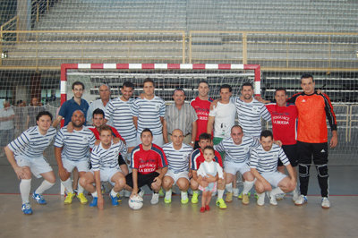 Los jugadores del Desguace La Rueda-La Voz del Tajo y La Taberna Fútbol Sala posaron juntos antes del choque.
 (Foto: Carlos Granda)