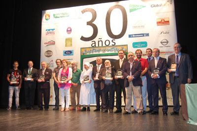 Foto de familia de los reconocimientos en este aniversario sobre el escenario del Teatro Victoria. (Foto: J.F.)