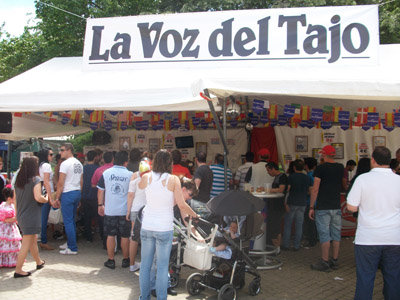 Un momento en la caseta de este semanario en el pasado San Isidro. (Foto: LA VOZ DEL TAJO)