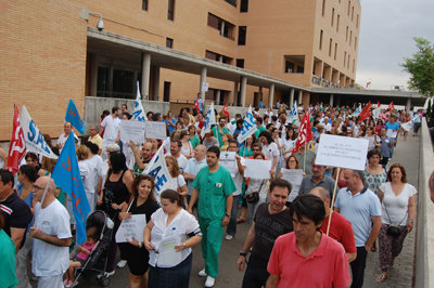 La movilización rodeó todo el centro hospitalario para hacer oir sus reivindicaciones. (Foto: J.F.)