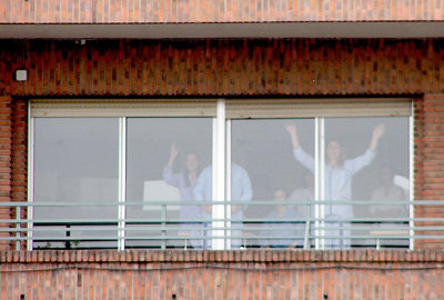 Varios enfermos apoyaron la protesta desde la unidad en la que permanecen en el ICS. (Foto: I.R.)