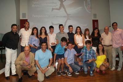 Foto de familia del acto de clausura de temporada de la UDAT en 'San Prudencio'. (Foto: D.M.)