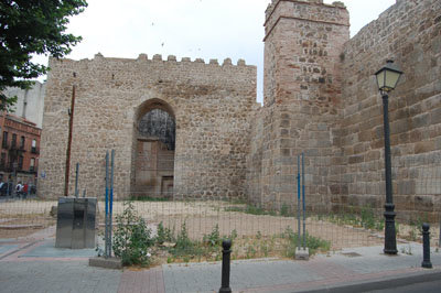 El espacio que quedó liberado en la zona de la muralla, en plena Corredera del Cristo, se plantea ahora como aparcamiento. (Foto: M.M.)