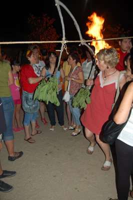 Varios asistentes pasando bajo la rama de higuera, símbolo de la limpieza de los malos deseos. (Foto: M.M.)