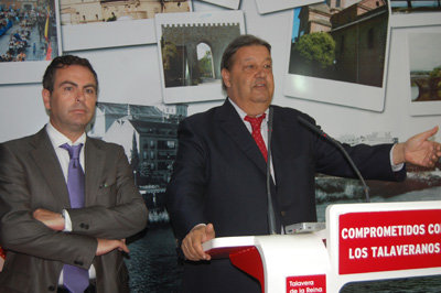 Fernández Vaquero (dcha.) defendiendo su posición en defensa del río que pasa por Talavera. (Foto: J.F.)