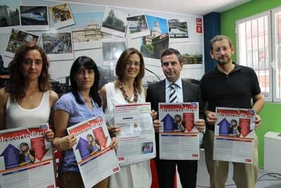 Varios socialistas mostrando la revista en la que reflejan su sentir sobre la sociedad actual. (Foto: LA VOZ DEL TAJO.)