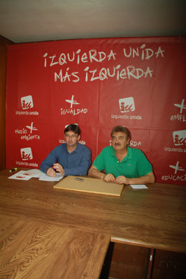 Martínez y Domínguez durante su comparencia en la sede de IU. (Foto: E.G.)