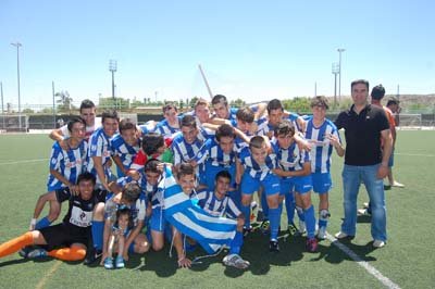 Los blanquiazules celebraron así el ascenso ante su fiel afición en el 'Zarra'. (Foto: J.F.)