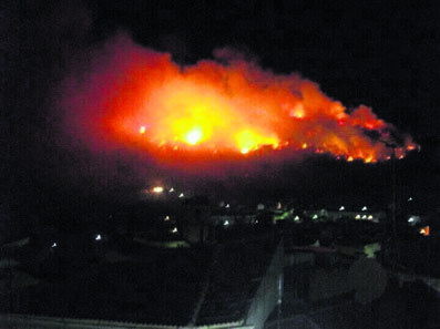 Una imagen del espectacular incendio en la noche del domingo al lunes. (Foto: LA VOZ DEL TAJO.)