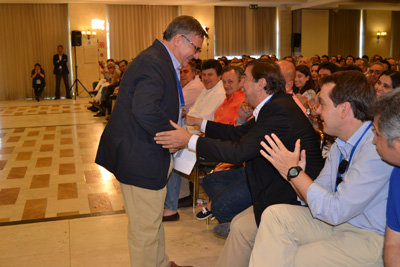 Tizón extiende la mano a Lago después de saber de su reelección en el PP provincial. (Foto: LA VOZ DEL TAJO.)