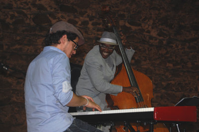Cuban Jazz Quintet abrió fuego con las Murallas de Carnicerías como escenario. (Foto: Carlos Granda)