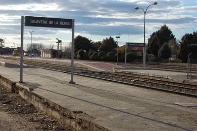 Una imagen de las vías de la estación del tren de Talavera, cada vez con menos servicios y menos prestaciones para viajeros. (Foto: C.G.)