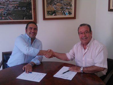 Gil y Ramos tras la rúbrica del acuerdo en el Consistorio pepinero. (Foto: LA VOZ DEL TAJO.)