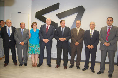 Luis Díaz Zarco, presidente de la entidad, junto a otros asistentes a la inauguración. (Foto: J.F.)