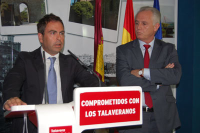 Gutiérrez y Camacho durante su intervención en la sede del PSOE. (Foto: J.F.)