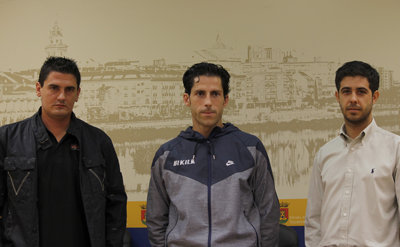 Imagen de Aarón de la Cuadra, Antonio Núñez y Javier Porras, Concejal de Deportes del Ayuntamiento talaverano (Foto: Cova León)