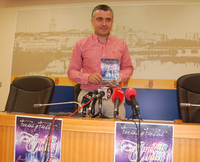 El edil de Festejos, José Luis Muelas, con el programa del próximo San Mateo. (Foto: Carlos Granda)
