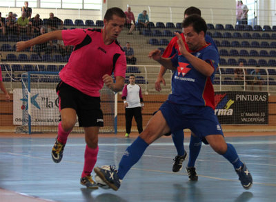 Justo Cáceres en una jugada del choque. (Foto: LVDT)