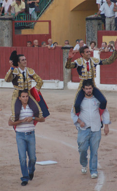 Blasco, a hombros a la derecha de la imagen, tuvo el debut soñado en el coso talaverano. (Foto: LVDT)