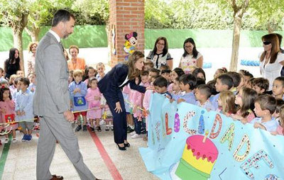 Los principes durante su visita al colegio 'Tomás Romojaro' de Fuensalida. (Foto: LVDT)
