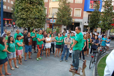 Un momento de la concentración en la céntrica Plaza de la Trinidad. (Foto: J.F.)