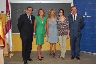 María Dolores de Cospedal acudió a Talavera para visitar el colegio público Bartolomé Nicolau. (Foto: J.F.)