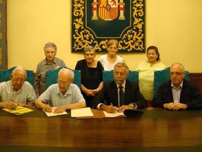 Un momento de la firma entre la asociación y la institución provincial. (Foto: LA VOZ DEL TAJO.)