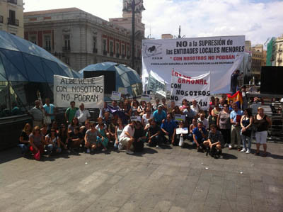 Decenas de manifestantes de las EATIM a las puertas del Ministerio. (Foto: LA VOZ DEL TAJO.)