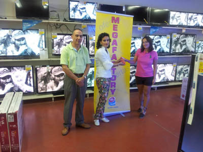 Momento de la entrega de los carnés a la presidenta del colectivo en Talavera. (Foto: LA VOZ DEL TAJO.)