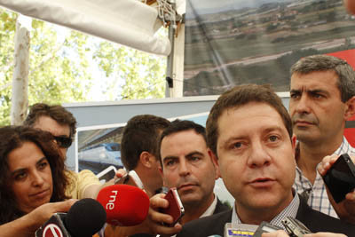 El secretario general del PSOE regional estuvo en las ferias de Talavera. (Foto: C.L.)